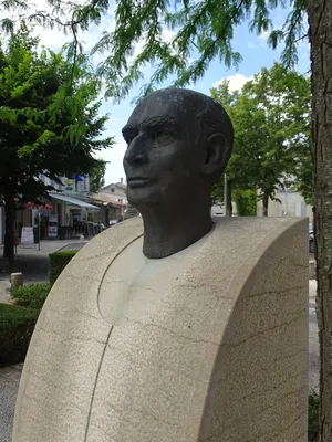 Statue de François Mitterand à Jarnac
