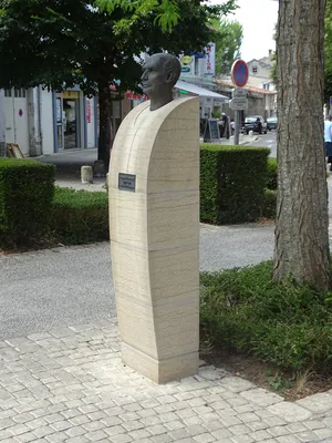 Statue de François Mitterand à Jarnac