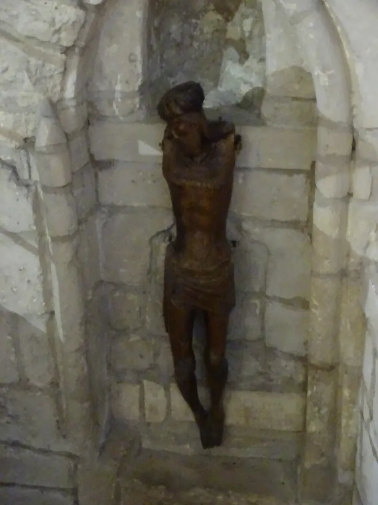 Statue : Christ en Croix dans l'Église Saint-Pierre de Jarnac